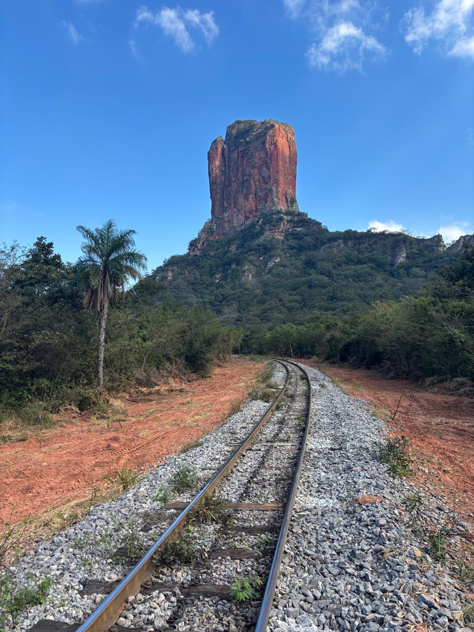 paisagem trilho de trem montanha no fundo